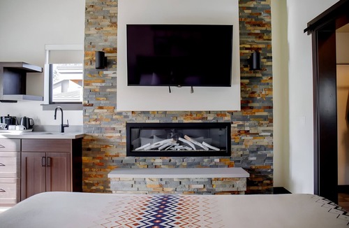 Mammoth Lakes Hotel | 4 Relaxing Cabins Steps From Devils Postpile National Monument & Scenic Trails!