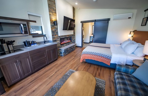 Mammoth Lakes Hotel | 4 Relaxing Cabins Steps From Devils Postpile National Monument & Scenic Trails!