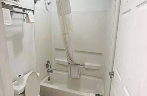 Ridgeway Hotel | 4 Relaxing Rooms w/Free Parking & Seasonal Pool | Quiet Ridgeway Sta