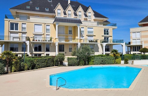 Port Guillaume Apartment | 4-room duplex with pool, garden and parking in Dives-sur-Mer