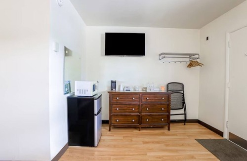 Short Creek Hotel | 4 Rooms Perfect Retreat for Outdoor Trips—Trails, Forest Activities, Golf Nearby
