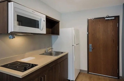 Austin Hotel | 4 Self-Contained Units, Group-Friendly – Queen Bed in Each, Great Location