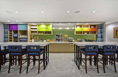 Alpine Center Hotel | 4 Sleek Studio near Downtown Grand Rapids | Daily Hot Breakfast & Free Parking