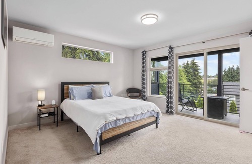 South Delridge House | 4 Square Escape Spacious, modern home with easy transit to downtown