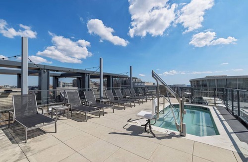 Bluemont Hotel | 4 Units | Arlington Apartments | Rooftop Vibes | Easy Metro Access for Family