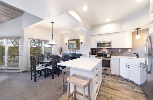 Redmond Cabin | 4 Units w/Kitchen | Pool, Spa, Golf & Free Parking