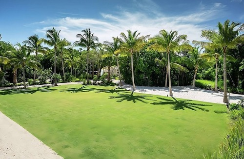 Rock Harbor Hotel | 4 Waterfront Room w/2 Queen Beds in Coconut Wing