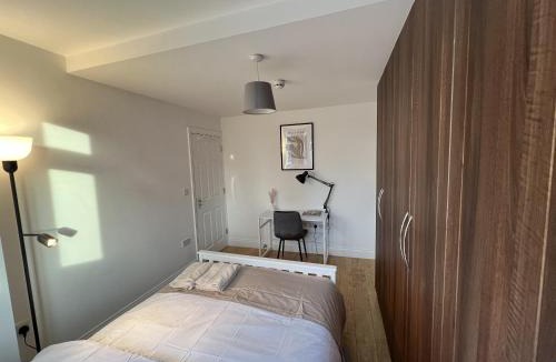 Norwood Green House | 4 Wharncliffe Drive