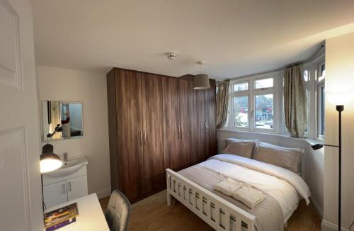 Norwood Green House | 4 Wharncliffe Drive