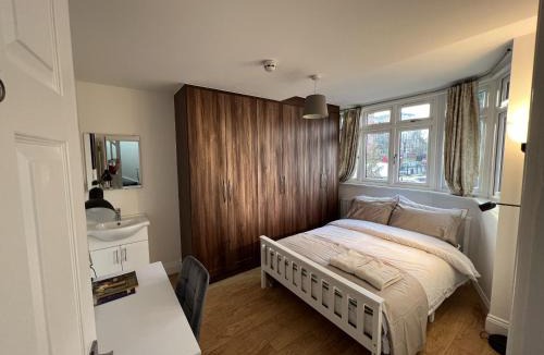 Norwood Green House | 4 Wharncliffe Drive