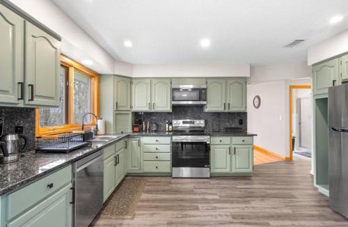 Middletown House | 40 Spacious Sleek Cozy