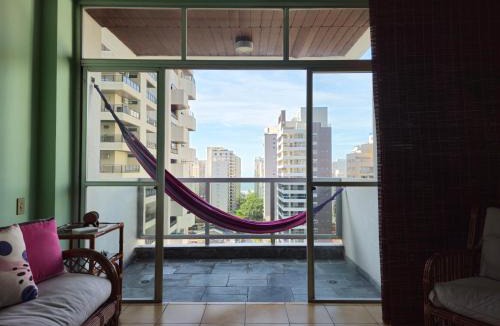 Barra Funda Apartment | 400 metros Praia das Pitangueiras - WiFi 350mb - 1 Suíte com ar condicionado & 2 quartos com ventilador - Sala Ampla - Varanda com vista do Mar - 2 Vagas de Garagem Cobertas - Serviço de Praia com Guarda-Sol e Cadeiras