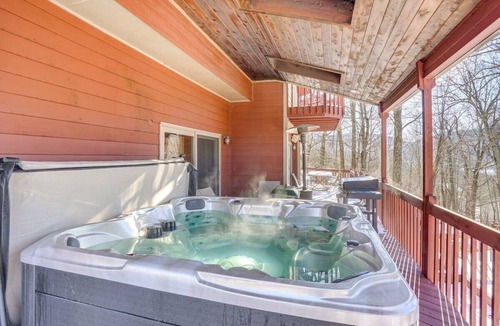 Hunter House | 4000 sq. ft. With EXTRA LARGE BRAND NEW HOT TUB. Directly across from Ski Resort