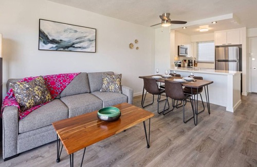 McCully - Moiliili Apartment | 401 FREE Parking/10 min beach/2b-Waikiki/Ala Moana