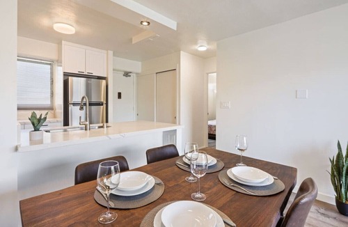 McCully - Moiliili Apartment | 401 FREE Parking/10 min beach/2b-Waikiki/Ala Moana