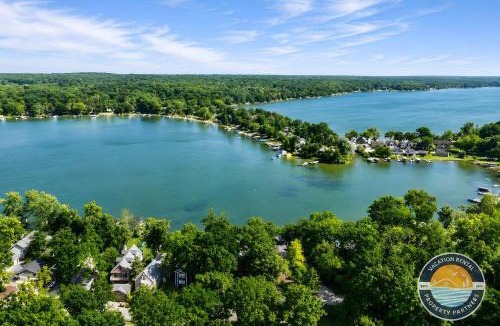 Twin Lakes House | 405 Waldeck Dr