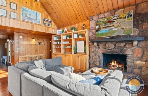 Twin Lakes House | 405 Waldeck Dr