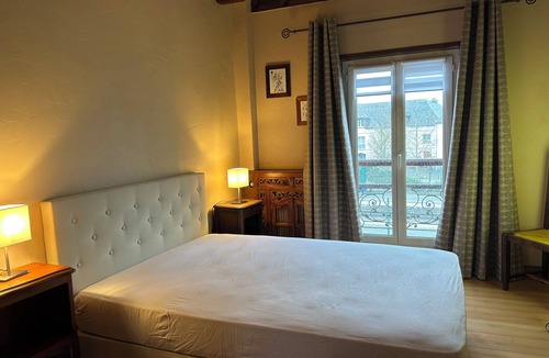 Epernon Apartment | 40m2 apartment facing train station, 40mn from Paris Montparnasse