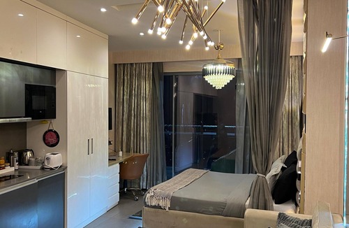 Noida Apartment | 41 Floor River View - TheRoomeraStay