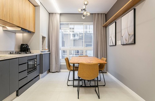 Florianopolis Apartment | 43" Smart TV | Split AC | 500mb Wi-Fi #TRINA04