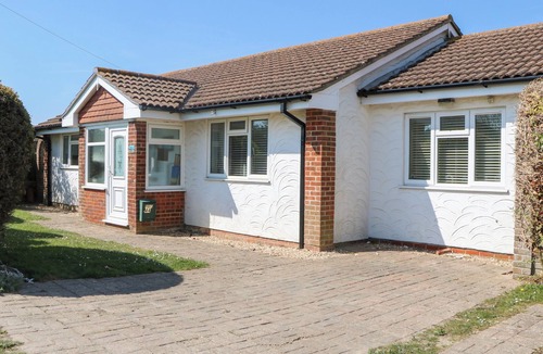 Pagham Cottage | 44 WEST FRONT ROAD, pet friendly, character holiday cottage in Pagham