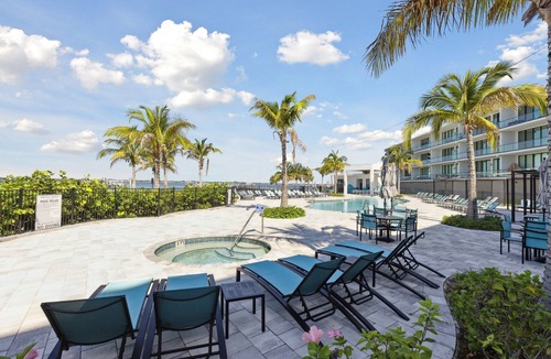 Melbourne Beach Cottage | 475 Strand Dr