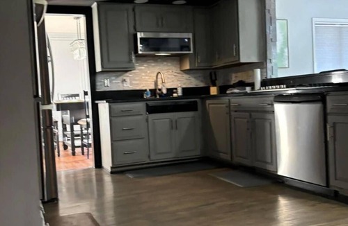 Cedar Rapids House | 4800 sq ft 5-bedroom house, Huge Deck. 85-in TVs 7 mins to downtown and Marion