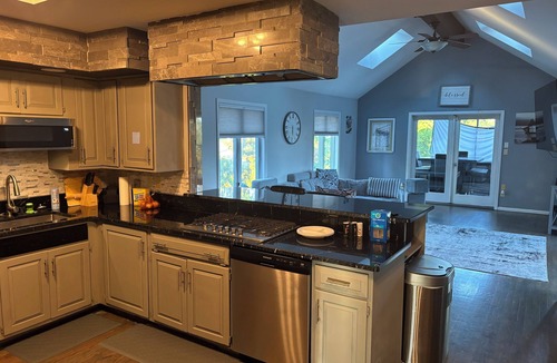 Cedar Rapids House | 4800 sq ft 5-bedroom house, Huge Deck. 85-in TVs 7 mins to downtown and Marion