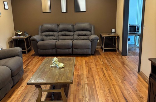 Cedar Rapids House | 4800 sq ft 5-bedroom house, Huge Deck. 85-in TVs 7 mins to downtown and Marion
