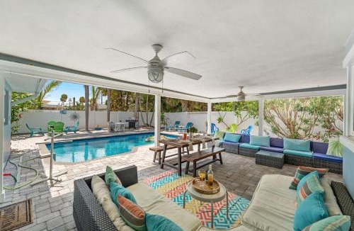 Venetian Way House | 4822 Fairview Dr