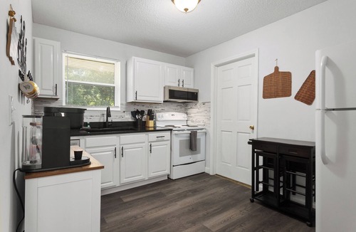 Riverside Apartment | 4867 2BR apt/15 minutes from airport/Downtown