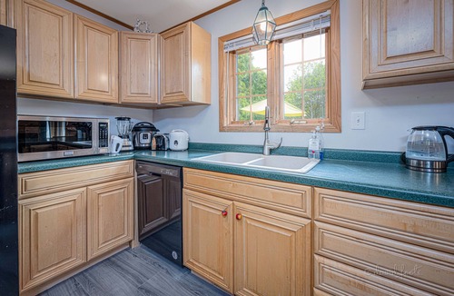 Apple River Cabin | 4bd/3ba Log Cabin! Hot Tub! King Beds! Game Room! Fiber Wi-Fi + Lake
