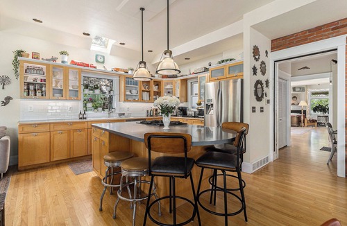 Lower Arapahoe House | 4Bd Creekside Retreat w/hot tub in the heart of Boulder – Walk to Pearl Street!