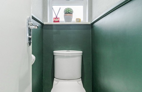Enfield Highway House | 4BD Family and Contractor house in North London with Parking