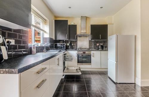 Smethwick Villa | 4BD Spacious detached House in Birmingham suitable for Contractors and family's with free parking on private drive sleeps 9