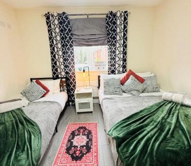 Smethwick Villa | 4BD Spacious detached House in Birmingham suitable for Contractors and family's with free parking on private drive sleeps 9