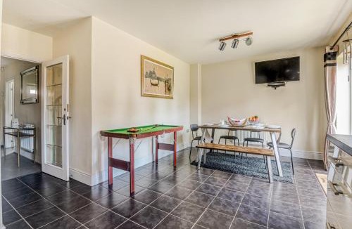 Smethwick Villa | 4BD Spacious detached House in Birmingham suitable for Contractors and family's with free parking on private drive sleeps 9