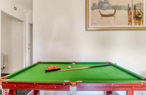 Smethwick Villa | 4BD Spacious detached House in Birmingham suitable for Contractors and family's with free parking on private drive sleeps 9