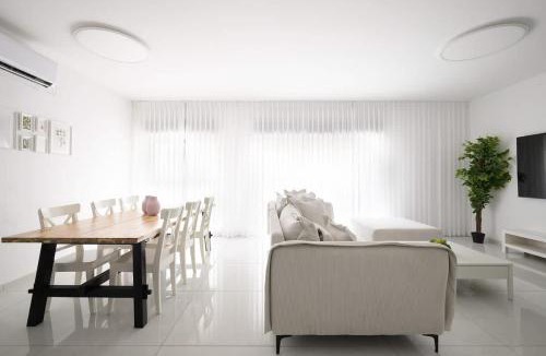 Kiryat Ata Apartment | 4BDR apt with jacuzzi in the heart of the city