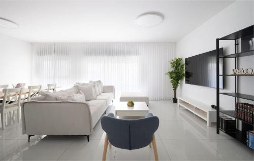Kiryat Ata Apartment | 4BDR apt with jacuzzi in the heart of the city