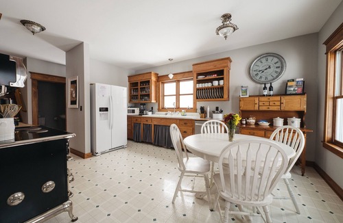 Williamsburg House | 4BDR Broomhead Farmhouse Main House