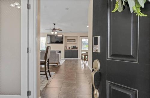 Greenacres House | 4bdrm 2bath Modern Getaway KING Bed Sleeps 8
