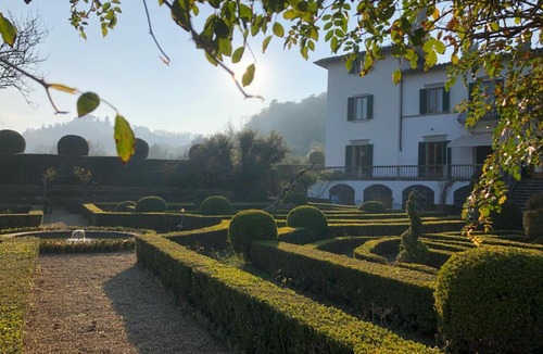Oltrarno Apartment | 4bdrm elegant apartm in Private Estate, shared Swimmingpool, Maze Garden