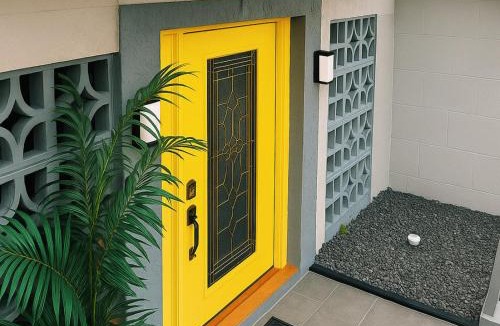 Miramar House | 4bdrm Waterfront salt water Pool home with Outdoor theater Game Rm Make up vanities in every room Perfect for Game days and concerts trips to Miami Hard rock stadium and hotel 15 mins away