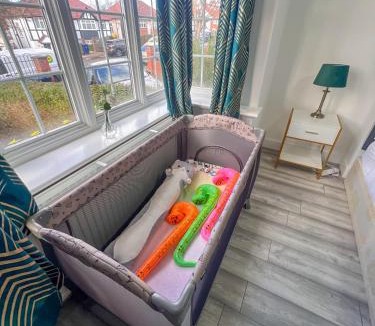 Hale House | 4Bed House with parking and GYM in London Edgware