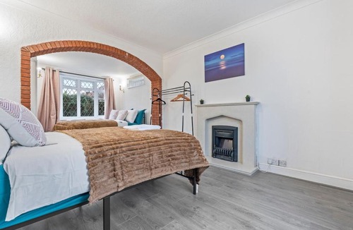 Acresford Apartment | 4Bed Serviced Accommodation Near NEC, Airport &JLR
