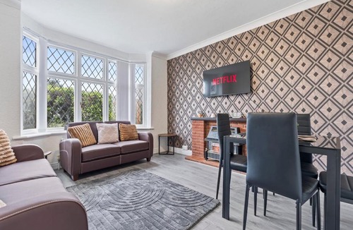 Acresford Apartment | 4Bed Serviced Accommodation Near NEC, Airport &JLR