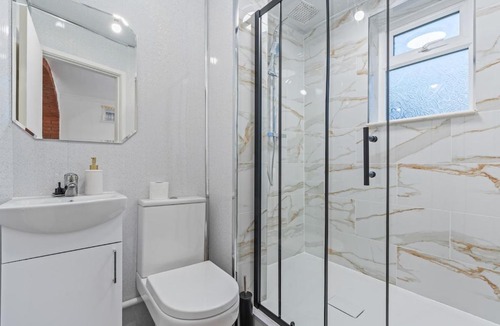 Acresford Apartment | 4Bed Serviced Accommodation Near NEC, Airport &JLR