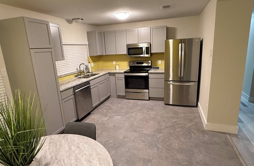 Grogan's Mill House | 4bedroom house with upstairs outdoor patio,WiFi and in peaceful Woodlands area.