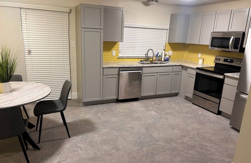 Grogan's Mill House | 4bedroom house with upstairs outdoor patio,WiFi and in peaceful Woodlands area.